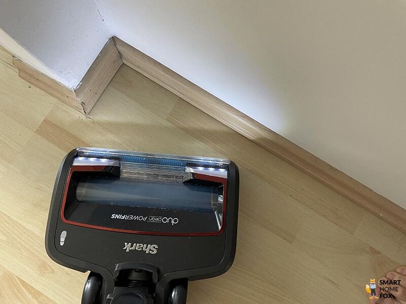 Man sieht, wie der Shark Anti Hair Wrap Flexology in Kanten saugt.